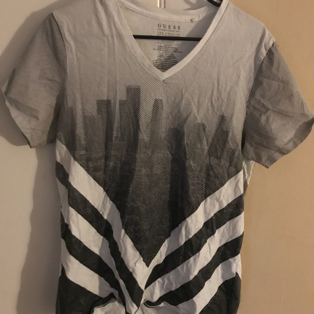 Guess Men’s v neck t shirt